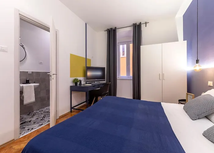 Daire Lovely Guest-room With Private Bathroom