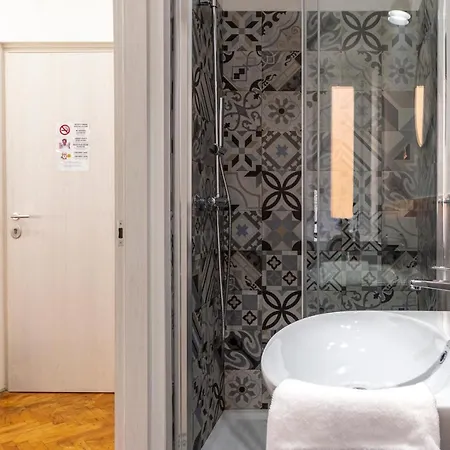 Lovely Guest-room With Private Bathroom 的里雅斯特